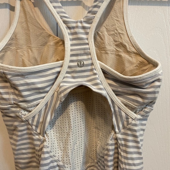 lululemon tank size 6 - Picture 2 of 3